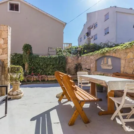 Modern In With Private Terrace - With Terrace زادار