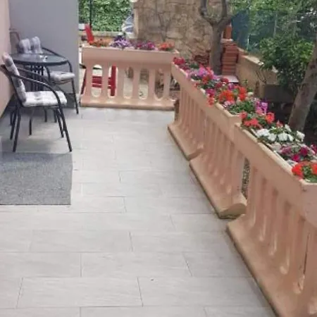 Modern In With Private Terrace - With Terrace * زادار